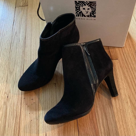 EUC Anne Klein black suede ankle boots size 9. Side zipper. - Picture 2 of 15